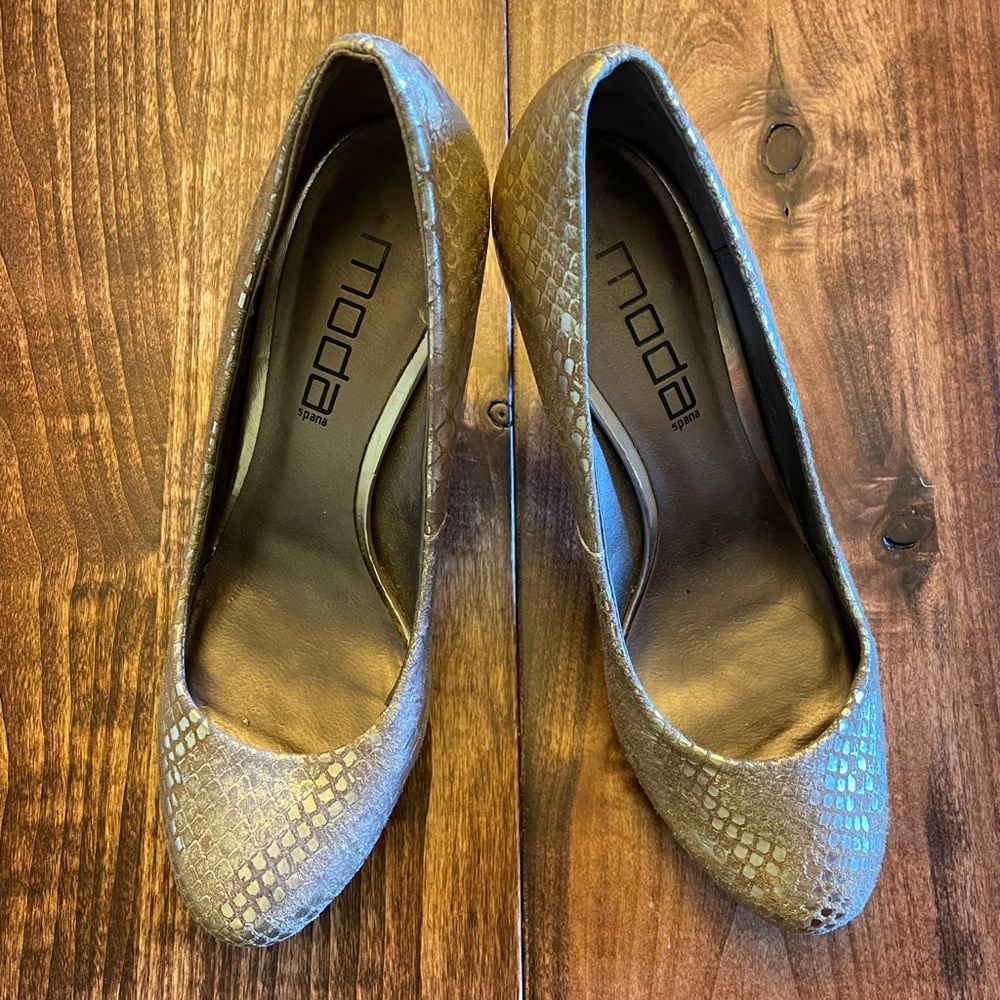 LAST CHANCE: Gold Pumps